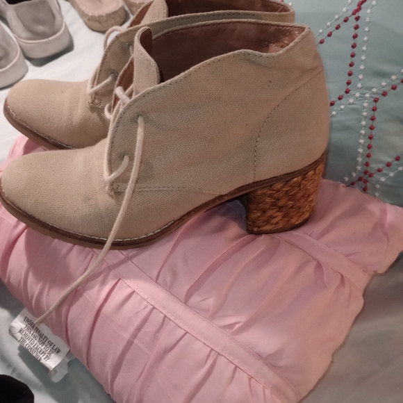 Woman's size 6 lucky brand lace booties - Picture 2 of 6